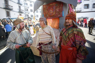 El buen tiempo acompañó a la creatividad, el colorido y el buen humor que caracteriza el desfile del carnaval de Leitza.