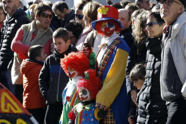 El buen tiempo acompañó a la creatividad, el colorido y el buen humor que caracteriza el desfile del carnaval de Leitza.