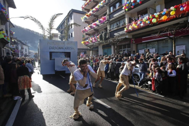 El buen tiempo acompañó a la creatividad, el colorido y el buen humor que caracteriza el desfile del carnaval de Leitza.