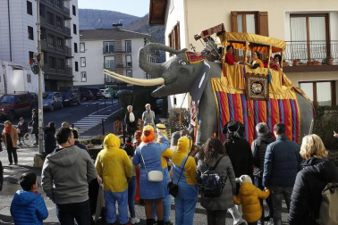 El buen tiempo acompañó a la creatividad, el colorido y el buen humor que caracteriza el desfile del carnaval de Leitza.