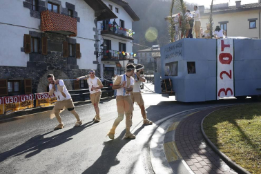 El buen tiempo acompañó a la creatividad, el colorido y el buen humor que caracteriza el desfile del carnaval de Leitza.