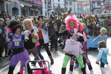 El buen tiempo acompañó a la creatividad, el colorido y el buen humor que caracteriza el desfile del carnaval de Leitza.