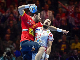 La selección española de balonmano hizo historia al revalidar el Campeonato de Europa tras imponerse este domingo por 22-20 a Croacia en la final del Europeo, lo que permitió a los 'Hispanos' convertirse en un equipo de leyenda.