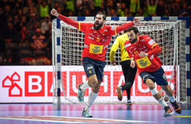 La selección española de balonmano hizo historia al revalidar el Campeonato de Europa tras imponerse este domingo por 22-20 a Croacia en la final del Europeo, lo que permitió a los 'Hispanos' convertirse en un equipo de leyenda.