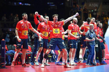 La selección española de balonmano hizo historia al revalidar el Campeonato de Europa tras imponerse este domingo por 22-20 a Croacia en la final del Europeo, lo que permitió a los 'Hispanos' convertirse en un equipo de leyenda.