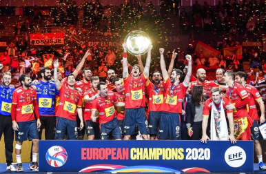 La selección española de balonmano hizo historia al revalidar el Campeonato de Europa tras imponerse este domingo por 22-20 a Croacia en la final del Europeo, lo que permitió a los 'Hispanos' convertirse en un equipo de leyenda.