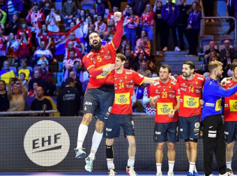 La selección española de balonmano hizo historia al revalidar el Campeonato de Europa tras imponerse este domingo por 22-20 a Croacia en la final del Europeo, lo que permitió a los 'Hispanos' convertirse en un equipo de leyenda.