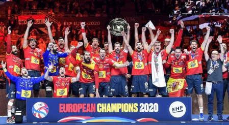 La selección española de balonmano hizo historia al revalidar el Campeonato de Europa tras imponerse este domingo por 22-20 a Croacia en la final del Europeo, lo que permitió a los 'Hispanos' convertirse en un equipo de leyenda.