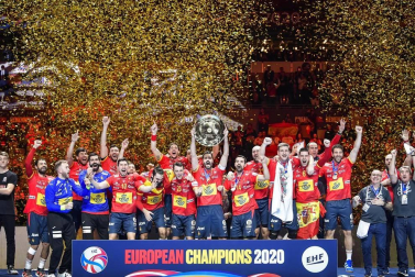 La selección española de balonmano hizo historia al revalidar el Campeonato de Europa tras imponerse este domingo por 22-20 a Croacia en la final del Europeo, lo que permitió a los 'Hispanos' convertirse en un equipo de leyenda.