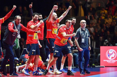 La selección española de balonmano hizo historia al revalidar el Campeonato de Europa tras imponerse este domingo por 22-20 a Croacia en la final del Europeo, lo que permitió a los 'Hispanos' convertirse en un equipo de leyenda.