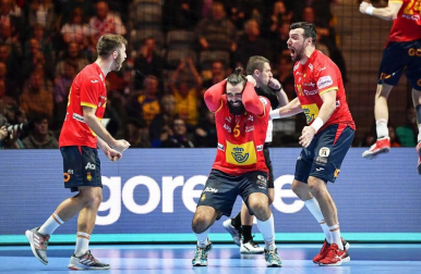 La selección española de balonmano hizo historia al revalidar el Campeonato de Europa tras imponerse este domingo por 22-20 a Croacia en la final del Europeo, lo que permitió a los 'Hispanos' convertirse en un equipo de leyenda.