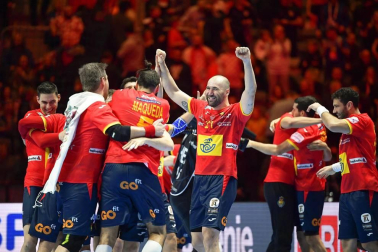 La selección española de balonmano hizo historia al revalidar el Campeonato de Europa tras imponerse este domingo por 22-20 a Croacia en la final del Europeo, lo que permitió a los 'Hispanos' convertirse en un equipo de leyenda.