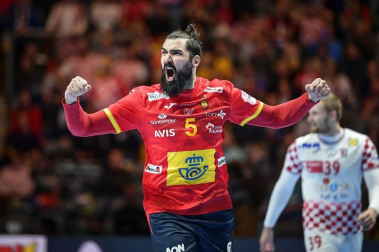 La selección española de balonmano hizo historia al revalidar el Campeonato de Europa tras imponerse este domingo por 22-20 a Croacia en la final del Europeo, lo que permitió a los 'Hispanos' convertirse en un equipo de leyenda.