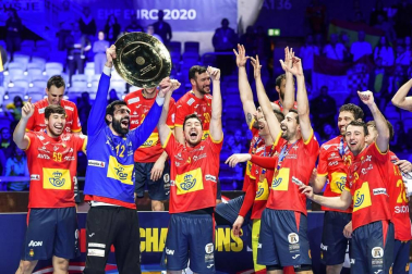 La selección española de balonmano hizo historia al revalidar el Campeonato de Europa tras imponerse este domingo por 22-20 a Croacia en la final del Europeo, lo que permitió a los 'Hispanos' convertirse en un equipo de leyenda.
