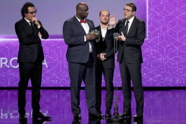 Los galardonados posaron con su premio tras la gala ceelbrada en el Martín Carpena de Málaga.