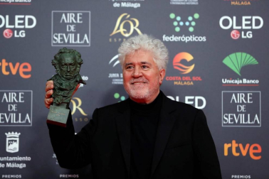Los galardonados posaron con su premio tras la gala ceelbrada en el Martín Carpena de Málaga.