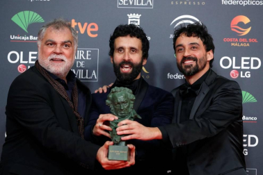 Los galardonados posaron con su premio tras la gala ceelbrada en el Martín Carpena de Málaga.