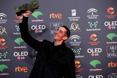 Los galardonados posaron con su premio tras la gala ceelbrada en el Martín Carpena de Málaga.