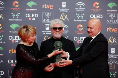 Los galardonados posaron con su premio tras la gala ceelbrada en el Martín Carpena de Málaga.