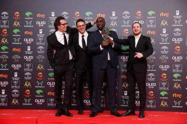 Los galardonados posaron con su premio tras la gala ceelbrada en el Martín Carpena de Málaga.