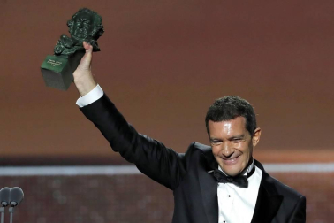 Los galardonados posaron con su premio tras la gala ceelbrada en el Martín Carpena de Málaga.