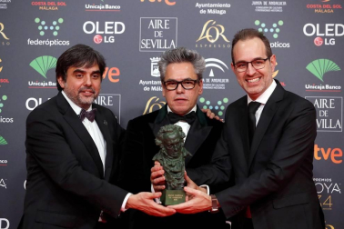 Los galardonados posaron con su premio tras la gala ceelbrada en el Martín Carpena de Málaga.