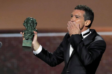 Los galardonados posaron con su premio tras la gala ceelbrada en el Martín Carpena de Málaga.