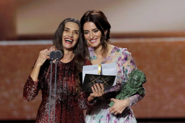 Los galardonados posaron con su premio tras la gala ceelbrada en el Martín Carpena de Málaga.