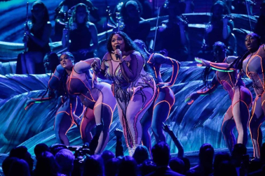 Alfombra roja y asistentes a la ceremonia de entrega de los premios musicales celebrada en el Staples Center de Los Ángeles este domingo 26 de enero de 2020.