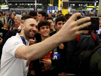 Los componentes de la selección, que este domingo se proclamó campeona de Europa, aterrizaron este lunes en Madrid a última hora de la tarde.