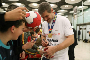 Los componentes de la selección, que este domingo se proclamó campeona de Europa, aterrizaron este lunes en Madrid a última hora de la tarde.