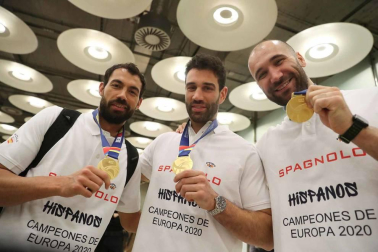 Los componentes de la selección, que este domingo se proclamó campeona de Europa, aterrizaron este lunes en Madrid a última hora de la tarde.