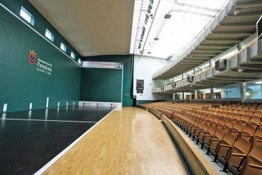 Se ha pintado la cancha, los pasillos, los suelos de los graderíos, pulido el suelo de toda la instalación... El frontón Labrit luce más bonito y luminoso que nunca gracias a las últimas reformas.