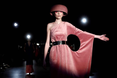 Imágenes de los desfiles de la segunda jornada de la pasarela de moda Mercedes-Benz Fashion Week en Madrid.