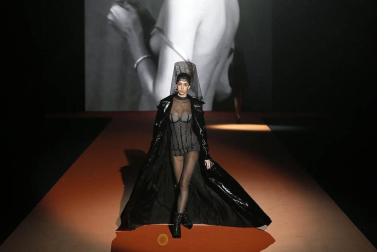 Imágenes de los desfiles de la segunda jornada de la pasarela de moda Mercedes-Benz Fashion Week en Madrid.