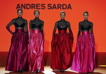 Imágenes de los desfiles de la segunda jornada de la pasarela de moda Mercedes-Benz Fashion Week en Madrid.