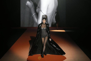 Imágenes de los desfiles de la segunda jornada de la pasarela de moda Mercedes-Benz Fashion Week en Madrid.