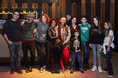 El colectivo Zaporeak Proiektua organizó un concierto solidario, a favor de las personas refugiadas que viven afinadas en la isla de Lesbos, el pasado 24 de enero en la sala Zentral de Pamplona. En el cartel, los grupos Komando Funk, Muxutrock y Acoustic Sound Machine. Música disco, rock y pop se entremezclaron en esta tarde noche solidaria.