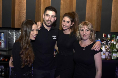 El colectivo Zaporeak Proiektua organizó un concierto solidario, a favor de las personas refugiadas que viven afinadas en la isla de Lesbos, el pasado 24 de enero en la sala Zentral de Pamplona. En el cartel, los grupos Komando Funk, Muxutrock y Acoustic Sound Machine. Música disco, rock y pop se entremezclaron en esta tarde noche solidaria.