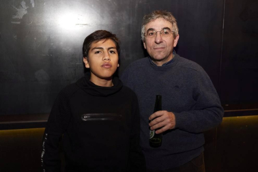 El colectivo Zaporeak Proiektua organizó un concierto solidario, a favor de las personas refugiadas que viven afinadas en la isla de Lesbos, el pasado 24 de enero en la sala Zentral de Pamplona. En el cartel, los grupos Komando Funk, Muxutrock y Acoustic Sound Machine. Música disco, rock y pop se entremezclaron en esta tarde noche solidaria.
