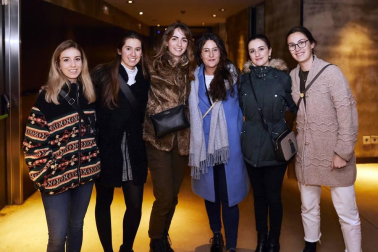 El colectivo Zaporeak Proiektua organizó un concierto solidario, a favor de las personas refugiadas que viven afinadas en la isla de Lesbos, el pasado 24 de enero en la sala Zentral de Pamplona. En el cartel, los grupos Komando Funk, Muxutrock y Acoustic Sound Machine. Música disco, rock y pop se entremezclaron en esta tarde noche solidaria.