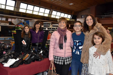 El polideportivo de Ribaforada acogió el sábado 25 de enero la Feria del Stock 2020, un evento organizado por la asociación de comerciantes local AECHO. Además de los puestos de venta, los vecinos pudieron disfrutar de diferentes actividades: durante la mañana, una degustación de tostadas con aceite de Artajo y el espectáculo infantil 'Guille y el mordisco del vampiro', y por la tarde, un café teatro con monólogo a cargo de Jesús Ángel Arriet.