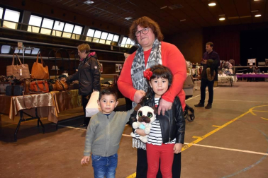 El polideportivo de Ribaforada acogió el sábado 25 de enero la Feria del Stock 2020, un evento organizado por la asociación de comerciantes local AECHO. Además de los puestos de venta, los vecinos pudieron disfrutar de diferentes actividades: durante la mañana, una degustación de tostadas con aceite de Artajo y el espectáculo infantil 'Guille y el mordisco del vampiro', y por la tarde, un café teatro con monólogo a cargo de Jesús Ángel Arriet.