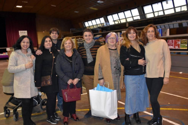 El polideportivo de Ribaforada acogió el sábado 25 de enero la Feria del Stock 2020, un evento organizado por la asociación de comerciantes local AECHO. Además de los puestos de venta, los vecinos pudieron disfrutar de diferentes actividades: durante la mañana, una degustación de tostadas con aceite de Artajo y el espectáculo infantil 'Guille y el mordisco del vampiro', y por la tarde, un café teatro con monólogo a cargo de Jesús Ángel Arriet.