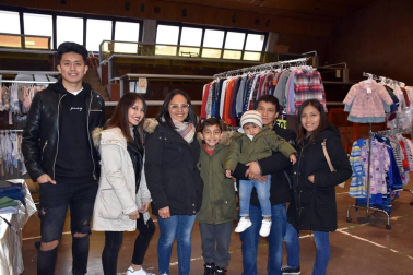 El polideportivo de Ribaforada acogió el sábado 25 de enero la Feria del Stock 2020, un evento organizado por la asociación de comerciantes local AECHO. Además de los puestos de venta, los vecinos pudieron disfrutar de diferentes actividades: durante la mañana, una degustación de tostadas con aceite de Artajo y el espectáculo infantil 'Guille y el mordisco del vampiro', y por la tarde, un café teatro con monólogo a cargo de Jesús Ángel Arriet.
