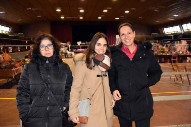El polideportivo de Ribaforada acogió el sábado 25 de enero la Feria del Stock 2020, un evento organizado por la asociación de comerciantes local AECHO. Además de los puestos de venta, los vecinos pudieron disfrutar de diferentes actividades: durante la mañana, una degustación de tostadas con aceite de Artajo y el espectáculo infantil 'Guille y el mordisco del vampiro', y por la tarde, un café teatro con monólogo a cargo de Jesús Ángel Arriet.