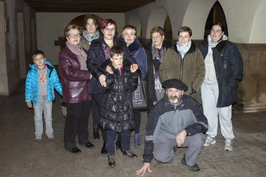El pasado sábado, el teatro fue el protagonista de la agenda cultural de Allo. Los bajos del Ayuntamiento acogieron al grupo 5senti2 que presentó su obra 'Entrevista de pelotas'. Una cita con el humor que atrajo a los vecinos de esta localidad de Tierra Estella, y que además era apta para todas las edades.