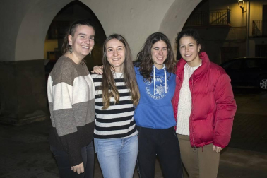 El pasado sábado, el teatro fue el protagonista de la agenda cultural de Allo. Los bajos del Ayuntamiento acogieron al grupo 5senti2 que presentó su obra 'Entrevista de pelotas'. Una cita con el humor que atrajo a los vecinos de esta localidad de Tierra Estella, y que además era apta para todas las edades.