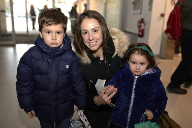 La Casa de Cultura de Burlada acogió el sábado 25 de enero un espectáculo especial con motivo de la celebración del 50 aniversario de la creación de la comparsa de gigantes y cabezudos local. El escenario se convirtió en una fiesta gracias también a la participación de otros colectivos de Burlada como la banda de música, los txistularis, Burlata Herriko Gaiteroak y los dantzaris de Larratz.