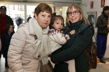 La Casa de Cultura de Burlada acogió el sábado 25 de enero un espectáculo especial con motivo de la celebración del 50 aniversario de la creación de la comparsa de gigantes y cabezudos local. El escenario se convirtió en una fiesta gracias también a la participación de otros colectivos de Burlada como la banda de música, los txistularis, Burlata Herriko Gaiteroak y los dantzaris de Larratz.